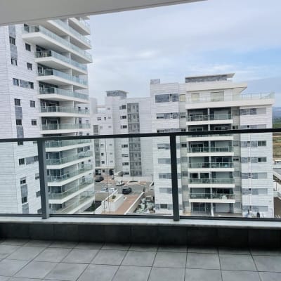 מרפסת עם רצפת אריחים וניקוז