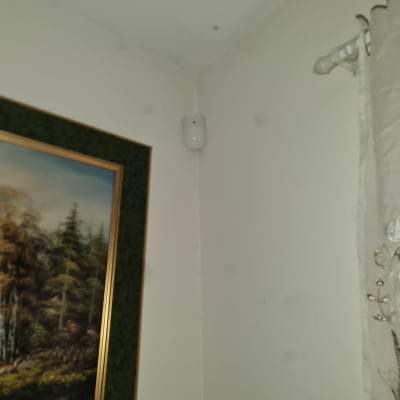 מצלמת אבטחה מותקנת בפינת החדר