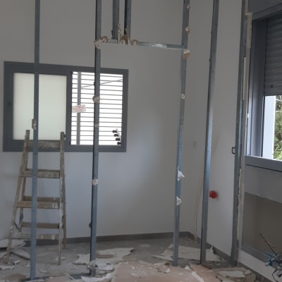 קירות מתכת חשופים, סולם ועבודות שיפוץ