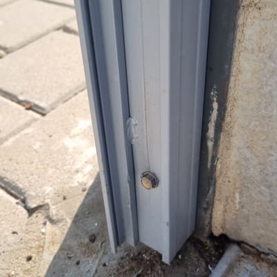 חלק מתכת של פרגולה על רצפת בטון