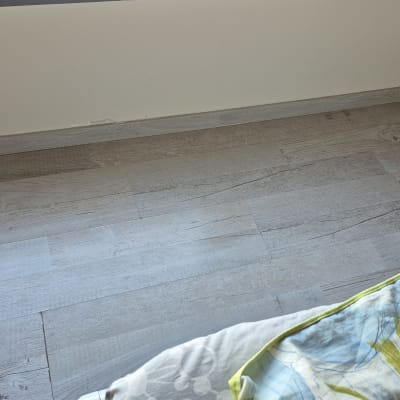 רצפת פרקט עץ בהירה עם טקסטורה טבעית