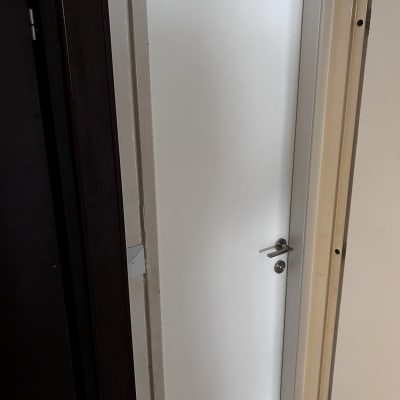 דלת לבנה עם ידית מתכת