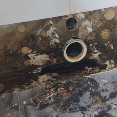 קיר עם חור צנרת, רצפה מלוכלכת, פטיש