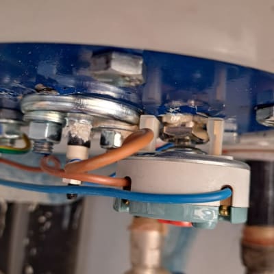 חלקים פנימיים של דוד שמש עם חיבורים וצינורות