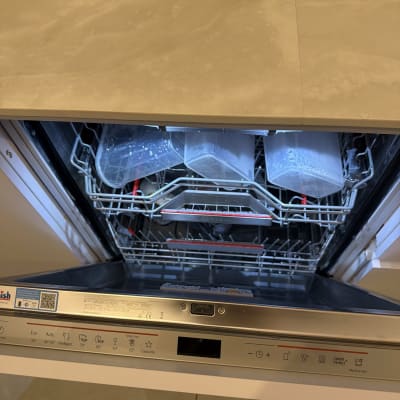 מדיח כלים פתוח עם כלים בפנים