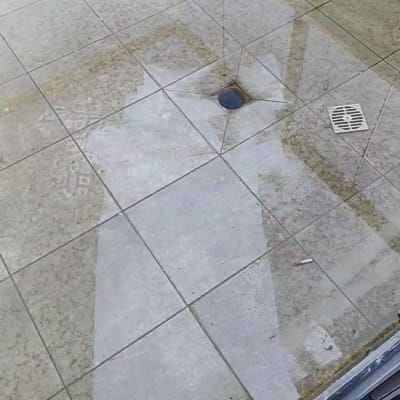 רצפה עם ניקוז מים, לא מציגה עבודה בתחום