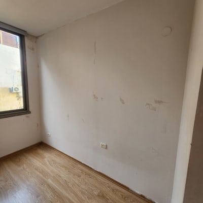 קיר עם סימני תיקון לקראת צביעה