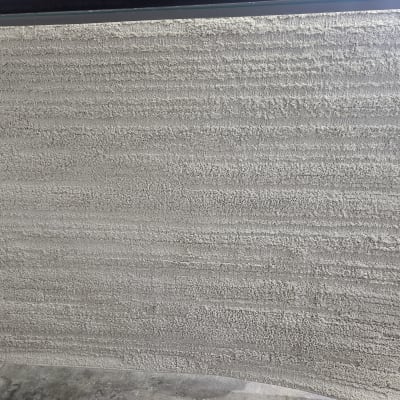 שטיח אפור עם מרקם מחוספס