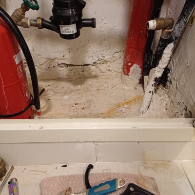 כלי עבודה של אינסטלטור, כולל מפתח שוודי וסרט טפלון