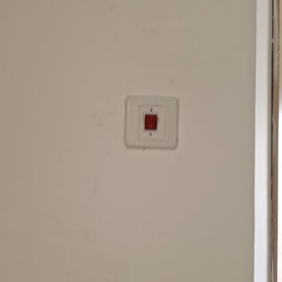 מתג חשמלי על קיר לבן
