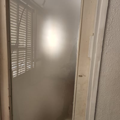 דלת זכוכית עם מסגרת עץ וידית בצד ימין