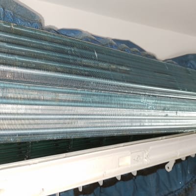 יחידת מיזוג אוויר פתוחה עם צינורות קירור