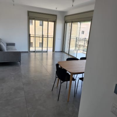 רצפה נקייה בחדר עם שולחן וכיסאות