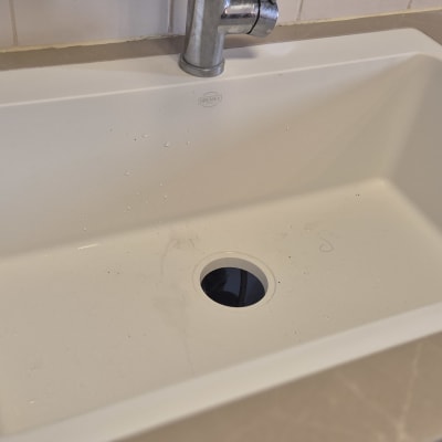 כיור מותקן על משטח שיש במטבח