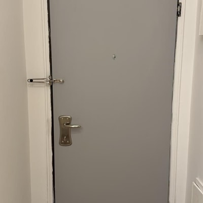 דלת אפורה עם ידית ומנעול