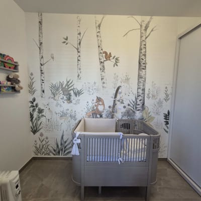 חדר ילדים עם טפט יער ובעלי חיים