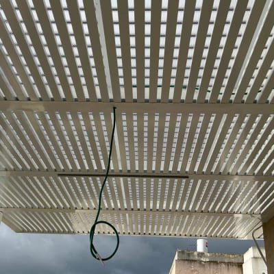 פרגולה מאלומיניום עם שלבים אופקיים וגג פתוח