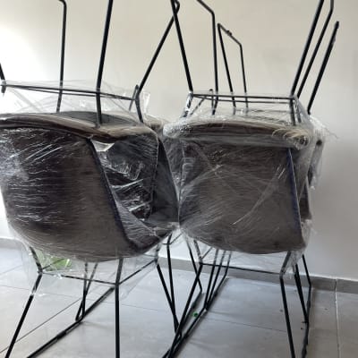 כיסאות ארוזים בניילון מוכנים להובלה