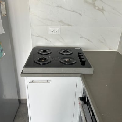 קיר שיש עם דוגמת עורקים אפורה במטבח מודרני