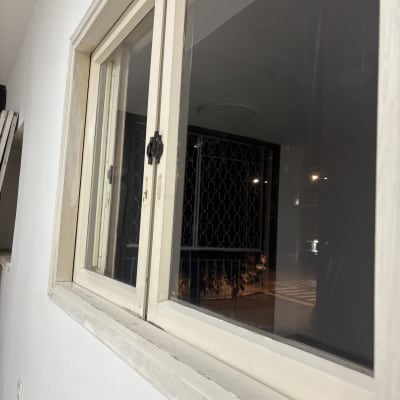 חלון נקי עם מסגרת לבנה