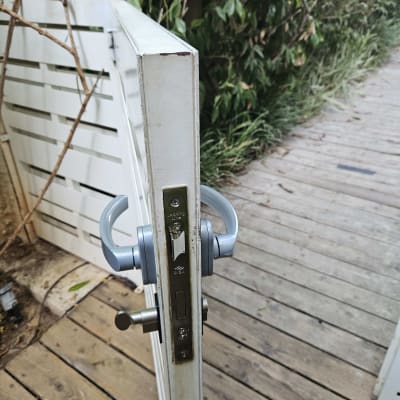 מנעול דלת חיצונית עם ידית כסופה