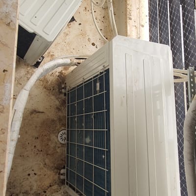 שני מזגנים מותקנים עם רשת למניעת יונים