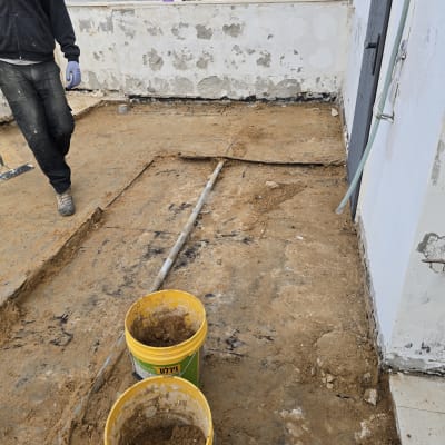 שני דליים עם חומר איטום על גג בבנייה