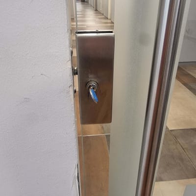 מנעול דלת עם מפתח כחול במשרד