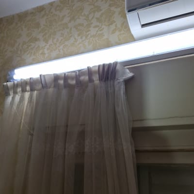 מזגן ותאורה מעל וילון בחדר