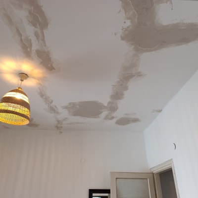 תקרה עם תיקוני טיח וצבע