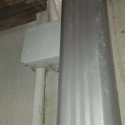 תיבת חיבורים חשמלית מותקנת על קיר