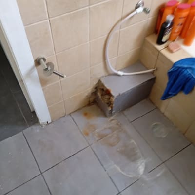 צינור מים מחובר לקיר עם חור בתקרה