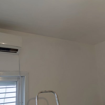 מזגן מותקן על קיר ליד סולם