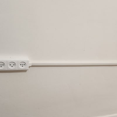 שלושה שקעים חשמליים מותקנים על קיר לבן