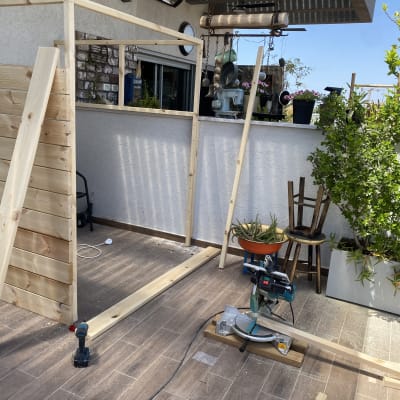 מבנה עץ בבנייה עם כלי עבודה על רצפת דק