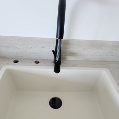 ברז וכיור לבן במטבח או חדר אמבטיה