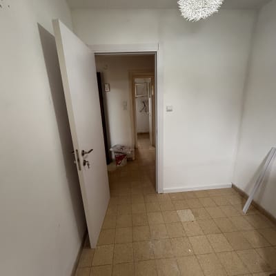 חדר עם דלת פתוחה ותאורה עליונה