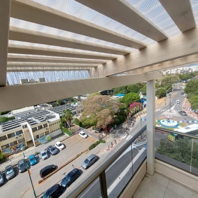 קוצים למניעת יונים מותקנים על פרגולה במרפסת