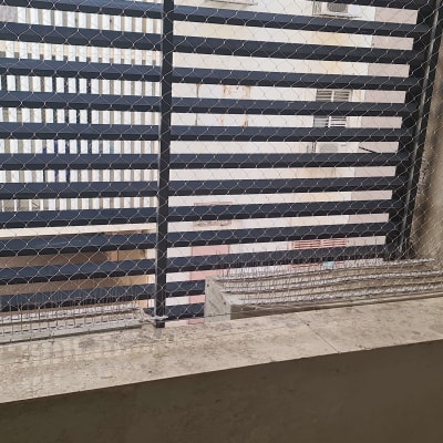 רשת למניעת כניסת יונים על מרפסת בניין