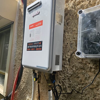 מחמם מים גז מותקן על קיר חיצוני