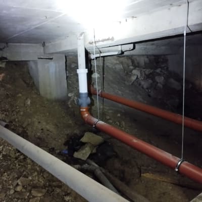 צינורות פלסטיק כתומים מתחת לבניין