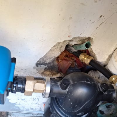 חיבורי צנרת עם ברזים וקיר חשוף