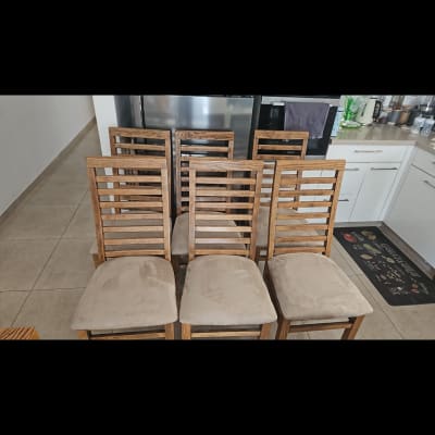 כיסאות עץ עם ריפוד בד בצבע בז