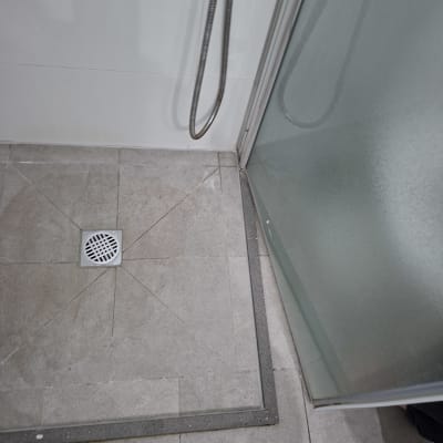 רצפת מקלחת עם ניקוז ודלת זכוכית