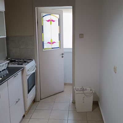 דלת עם זכוכית צבעונית במטבח