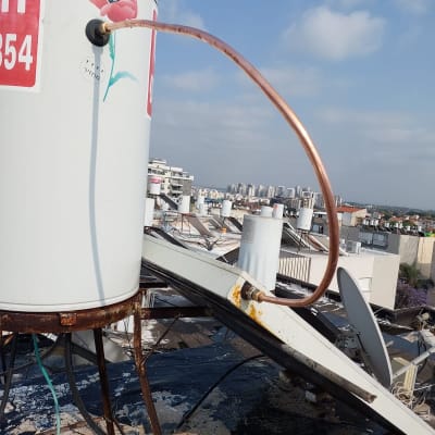 דוד שמש עם צינור נחושת על גג