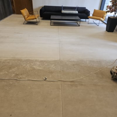 מכונת ניקוי רצפה עם כבל חשמלי על רצפה מלוכלכת