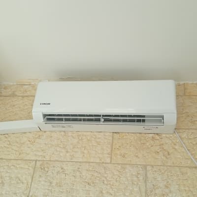 מזגן מותקן על קיר אבן