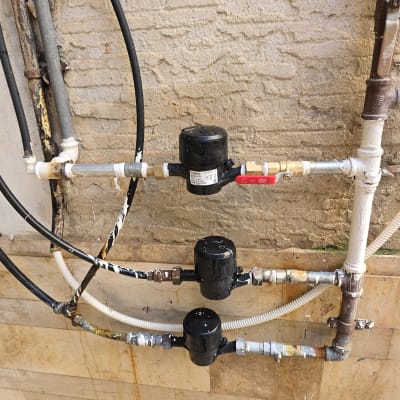 צנרת ומדי מים מותקנים על קיר חיצוני
