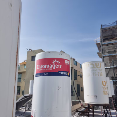 דודי שמש על גג עם מותג כרומגן ושמש